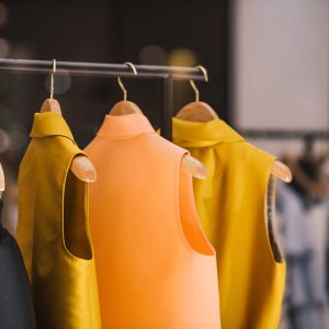 Ensembles de hauts sans manches dans les tons ocres et oranges