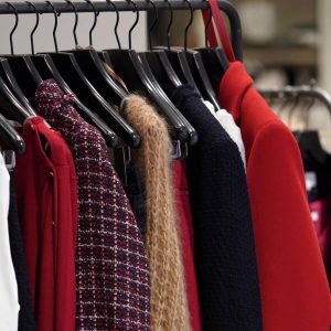 Penderie d’un ensemble de vestes, tricots, hauts et pantalons